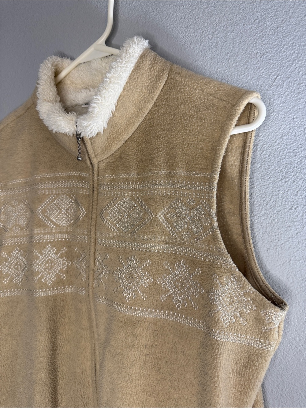 Croft & Barrow fleece vest featuring white embroidered snowflakes, size medium - Picture 2 of 5
